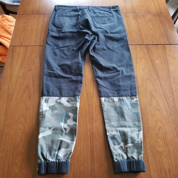 Forever 21 Men's Army Print Jogger Style Pants - Picture 2 of 3